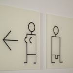 Табличка с иконками мужчины и женщины с направлением