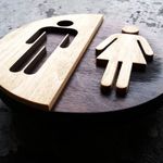 Необычная табличка в виде иконки мужчины и женщины из дерева