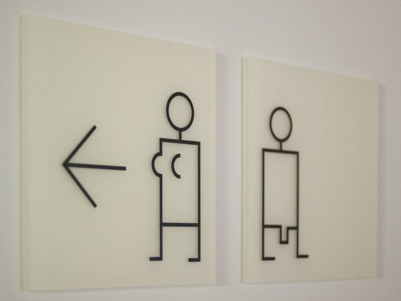 Табличка с иконками мужчины и женщины с направлением
